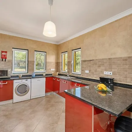Sleeps 6 With Air Con And Wifi Villa Fialho
