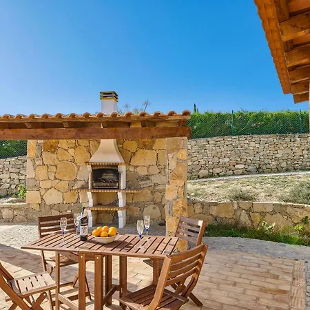 Villa Sleeps 6 With Air Con And Wifi